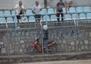 Λαμία-ΑΕΚ Β: Ντελιβεράς με το μηχανάκι παρέδωσε καφέδες μέσα στο γήπεδο την ώρα του αγώνα!