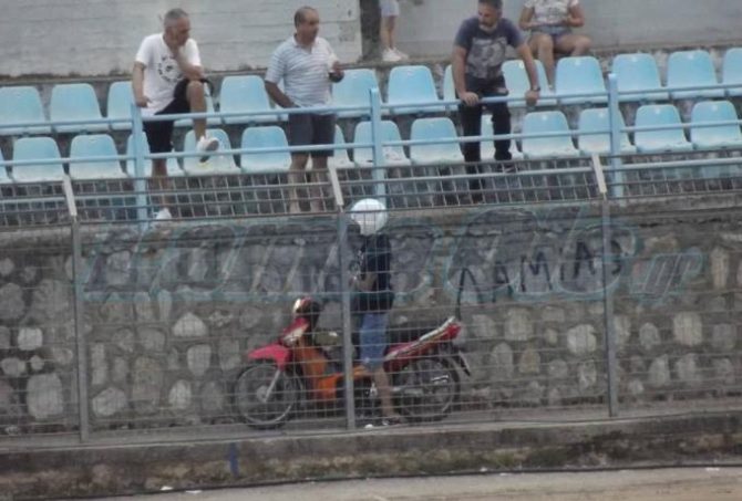 Λαμία-ΑΕΚ Β: Ντελιβεράς με το μηχανάκι παρέδωσε καφέδες μέσα στο γήπεδο την ώρα του αγώνα!
