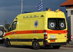 Εικόνες ντροπής: Άνδρας πέθανε σε πεζοδρόμιο της Θήβας – Στη Λιβαδειά το πιο κοντινό πλήρωμα του ΕΚΑΒ