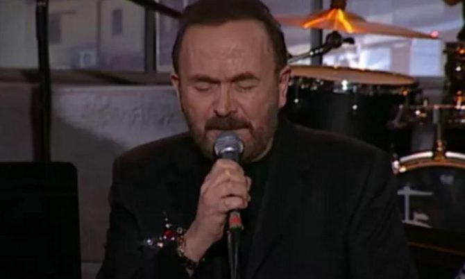 Έπεσε ξύλο σε συναυλία του Σταμάτη Γονίδη στο Λιανοκλάδι!