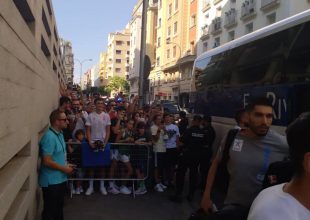 Ισπανία – Ελλάδα: Χαμός για Αντετοκούνμπο στην άφιξη της Εθνικής στο γήπεδο