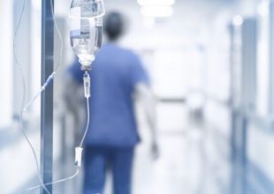 Κορωνοϊός: 355 νεκροί και 122.230 κρούσματα σε εβδομαδιαία βάση – Στους 138 οι διασωληνωμένοι