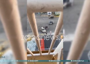 Αργοπορημένος επιβάτης γαντζώθηκε από τον καταπέλτη για να μπει στο πλοίο!