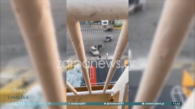 Αργοπορημένος επιβάτης γαντζώθηκε από τον καταπέλτη για να μπει στο πλοίο!