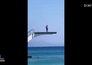 Ρόδος: Αυτός είναι ο 92χρονος που έγινε viral με την βουτιά από βατήρα – ΒΙΝΤΕΟ