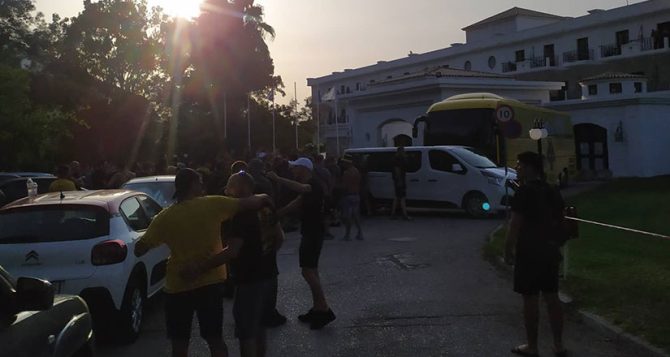 Ο κόσμος της ΑΕΚ στο ξενοδοχείο της ομάδας (ΦΩΤΟ-VIDEO)