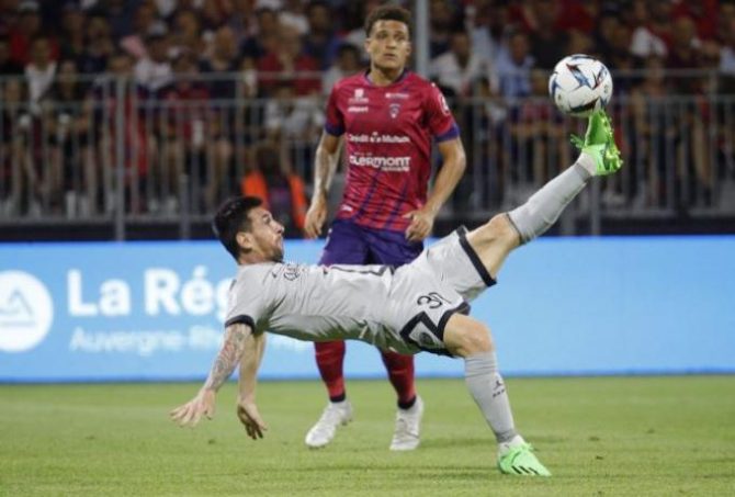 Ισοφάρισε τον Ρομάριο και… βλέπει τον Ρονάλντο ο Μέσι Ισοφάρισε τον Ρομάριο και… βλέπει τον Ρονάλντο ο Μέσι