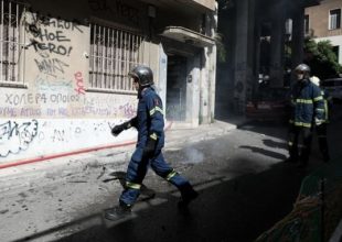 Θεσσαλονίκη: Θρίλερ με άνδρα που βρέθηκε κρεμασμένος σε διαμέρισμα που καιγόταν