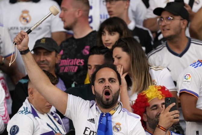 Ρεάλ: Οπαδοί τρόλαραν την Μπαρτσελόνα με εντυπωσιακό πανό