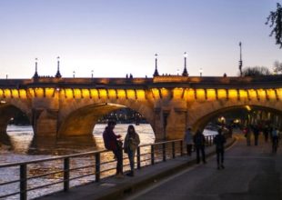 Σοκ στη Γαλλία: Βιασμός τουρίστριας σε δημόσιες τουαλέτες – Ο σύντροφός της την περίμενε απέξω