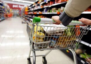 Ανατιμήσεις «φωτιά» στα ράφια των σούπερ μάρκετ: Πόσο θα αυξηθούν τυριά, ζυμαρικά και απορρυπαντικά