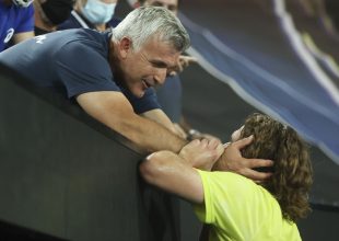 Ο Τσιτσιπάς έκανε δώρο στον πατέρα του μία Aston Martin αξίας 240.000 ευρώ