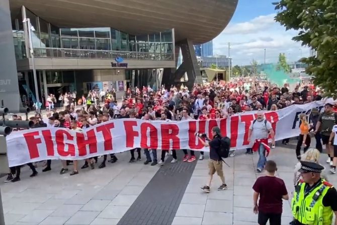 Μάντσεστερ Γιουνάιτεντ: Έντονες διαμαρτυρίες με πανό κατά της διοίκησης των Γκλέιζερς
