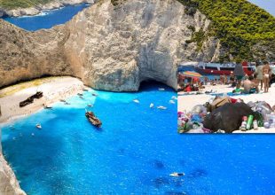 Ζάκυνθος: Γέμισε σκουπίδια η παραλία στο Ναυάγιο – Viral η φωτογραφία από το σημείο