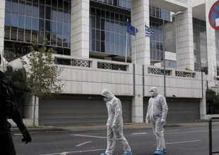 VIDEO – Πανικός στο Εφετείο: Άνδρας σε αμόκ εισέβαλε με το αυτοκίνητο του στο πάρκινγκ