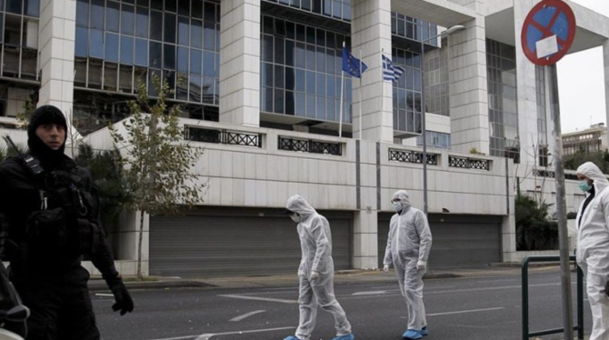 VIDEO – Πανικός στο Εφετείο: Άνδρας σε αμόκ εισέβαλε με το αυτοκίνητο του στο πάρκινγκ