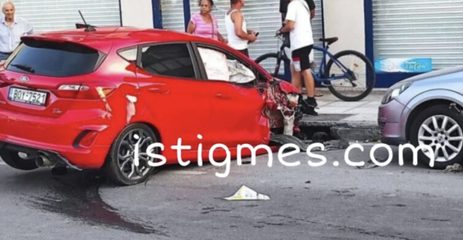 Βόλος: Σφοδρή σύγκρουση στο κέντρο της πόλης μετά από κόντρα αυτοκινήτων (VIDEO)