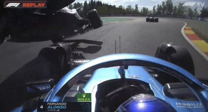 Formula 1, Βέλγιο: Σύγκρουση Αλόνσο – Χάμιλτον στον πρώτο γύρο, εγκατέλειψε ο Βρετανός