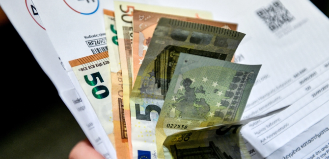 Επιδόματα ακρίβειας: Ποιοι δικαιούνται, ποιοι παίρνουν διπλάσια και ποιοι αποκλείονται