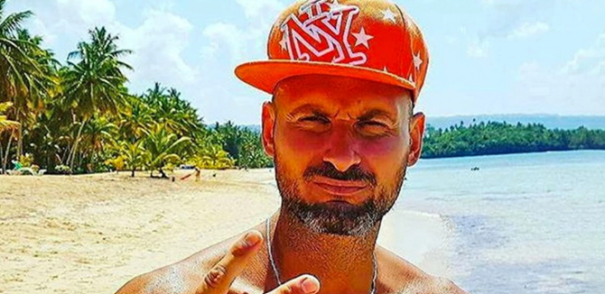 Θρίλερ: Πρώην παίχτης του Survivor απειλεί να αυτοκτονήσει (VIDEO) Θρίλερ: Πρώην παίχτης του Survivor απειλεί να αυτοκτονήσει (VIDEO)