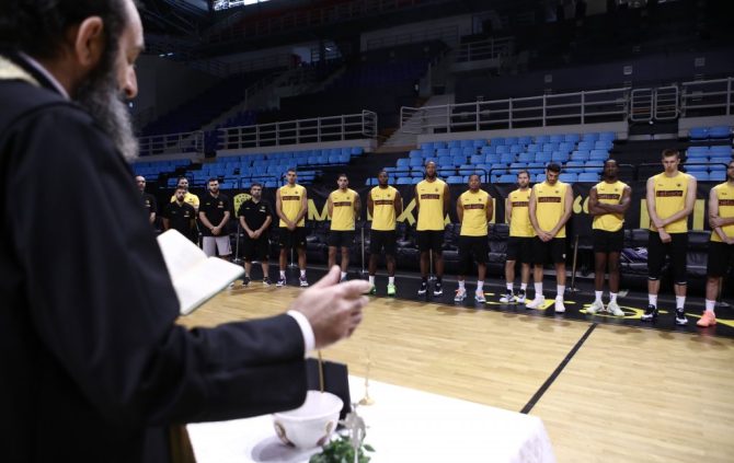 Έκανε αγιασμό η Βασίλισσα στα Άνω Λιόσια (ΦΩΤΟ)