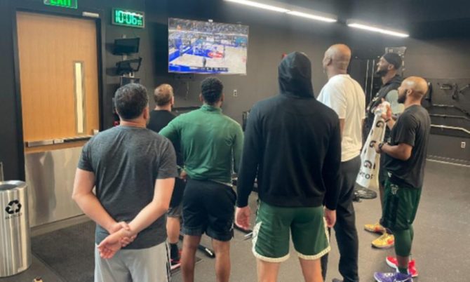 «Καρφωμένοι» στις τηλεοράσεις για να δουν Ελλάδα στο Μιλγουόκι!