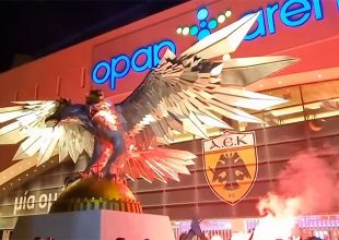 Ξενύχτησαν στην πόρτα της – Δεν κοιμήθηκε κάνεις (VID)