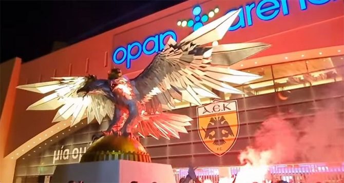 Ξενύχτησαν στην πόρτα της – Δεν κοιμήθηκε κάνεις (VID)