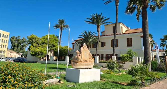 Το Μνημείο Μικρασιατών-Κωνσταντινουπολιτών Προσφύγων στο Λαύριο είναι δωρεά Παπασταμάτη
