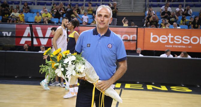 Βραβεύτηκε απ’ την Βασίλισσα ο Συμεωνίδης πριν το φιλικό με το Λαύριο