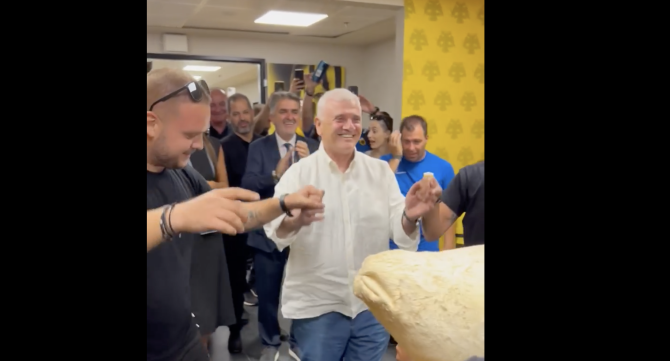 Σέρνει το χορό ο Μελισσανίδης λίγες ώρες πριν τα εγκαίνια (VIDEO)