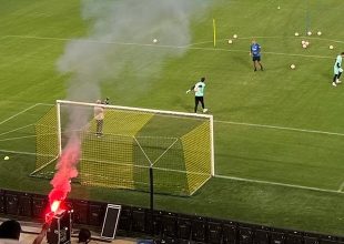 Κιτρινόμαυρη τρέλα: Οι οπαδοί της Ένωσης μπήκαν στην εξέδρα για την προπόνηση (vid)