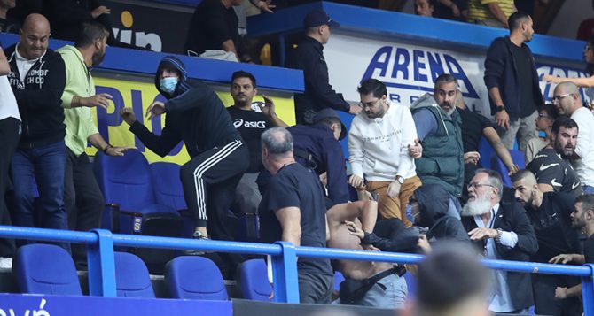 Την έπεσαν σε ανθρώπους της ΑΕΚ κουκουλοφόροι (VIDEO)