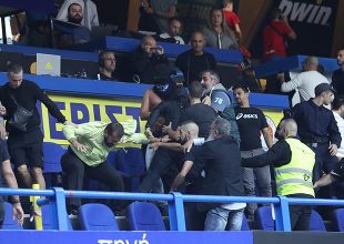 Διακοπή στο Περιστέρι – ΑΕΚ λόγω εισβολής κουκουλοφόρων!