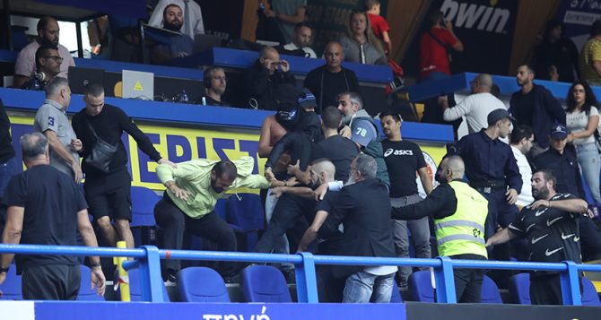 Διακοπή στο Περιστέρι – ΑΕΚ λόγω εισβολής κουκουλοφόρων!