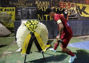 Ο Σέρχιο Αραούχο άφησε μπλουζάκι στο μνημείο του Άλκη (pics)