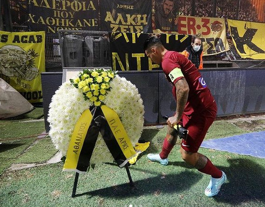 Ο Σέρχιο Αραούχο άφησε μπλουζάκι στο μνημείο του Άλκη (pics)