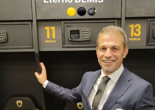 Ο Ντέμης στα αποδυτήρια μπροστά από το «11» του Αραούχο (pic)
