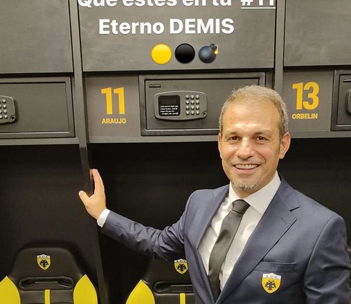 Ο Ντέμης στα αποδυτήρια μπροστά από το «11» του Αραούχο (pic)