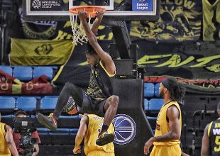 Η (κάκιστη) ΑΕΚ έχασε από τον Άρη των δέκα παικτών