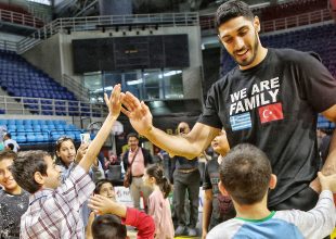 Καλεσμένος της Βασίλισσας ο Ενές Καντέρ (pics)