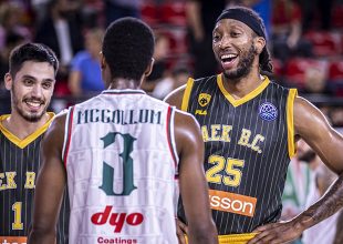 Για τη νίκη με τον κόσμο στο πλευρό της