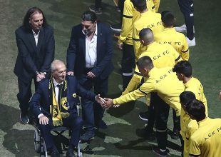 Σε λαϊκό προσκύνημα στη Νέα Φιλαδέλφεια η σωρός του Κώστα Νεστορίδη