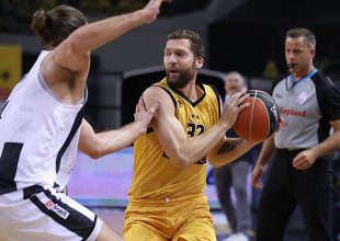 Μπαίνει στη δωδεκάδα της ΑΕΚ ενόψει Ολυμπιακού ο Στρέλνιεκς