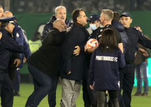 «Καμπάνα» 6 μηνών στον Καραπαπά και 3.5 στον Βρέντζο για τα αίσχη του Ολυμπιακού στην Λεωφόρο