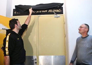 Συγκίνηση: Ο Στέβαν Γέλοβατς για πάντα δίπλα στην Βασίλισσα (pics)