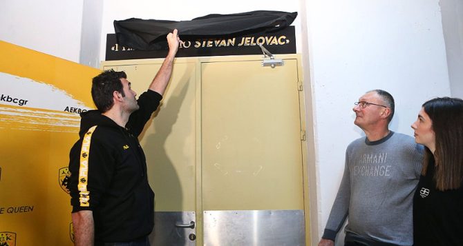 Συγκίνηση: Ο Στέβαν Γέλοβατς για πάντα δίπλα στην Βασίλισσα (pics)