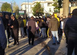 Τρέλα και παράνοια για την ΑΕΚ πριν φύγει για λιμάνι (vids)