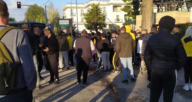 Κόσμος της ΑΕΚ στο ξενοδοχείο για να ντοπάρει την αποστολή πριν το «Γ. Καραϊσκάκης» (PICS-VIDS)