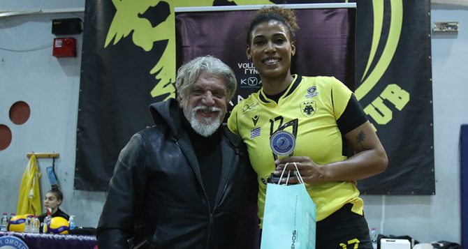Σίλβα: Βραβεύτηκε από τον Βούρο η MVP της 3ης αγωνιστικής (pics)